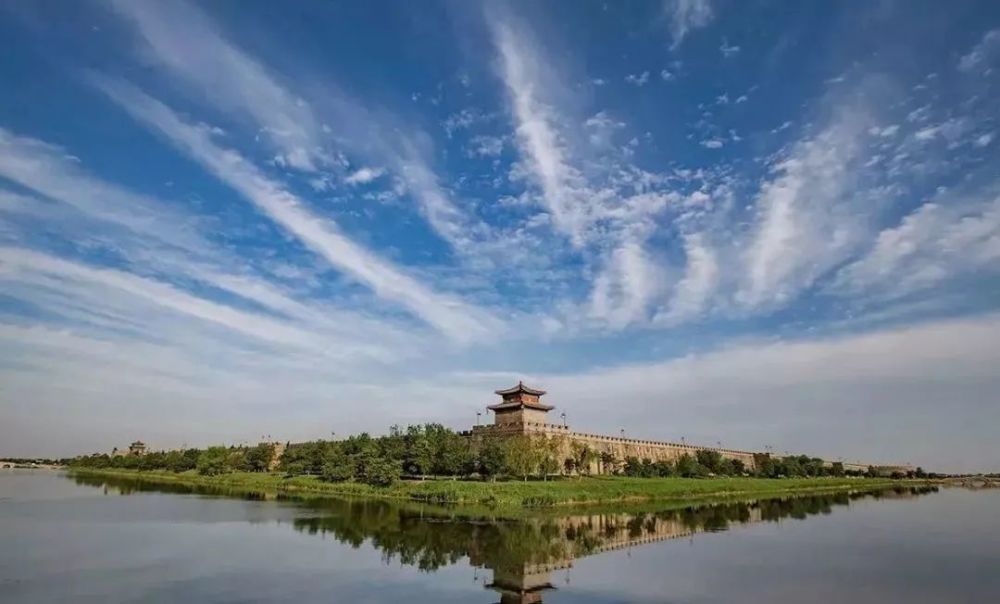 夕阳映照下的邯郸古城,城墙之上,演员凝望田野